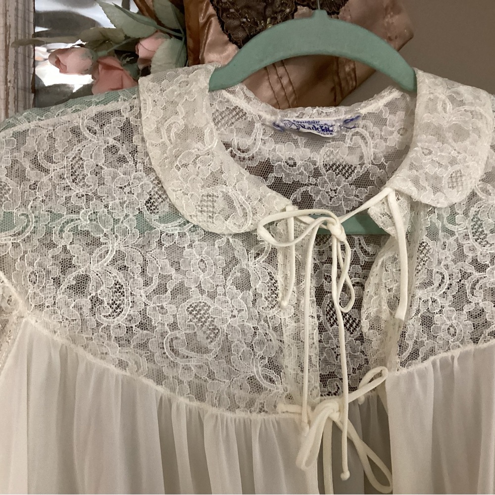 Vintage 1950s lace and nylon robe - Picture 4 of 6